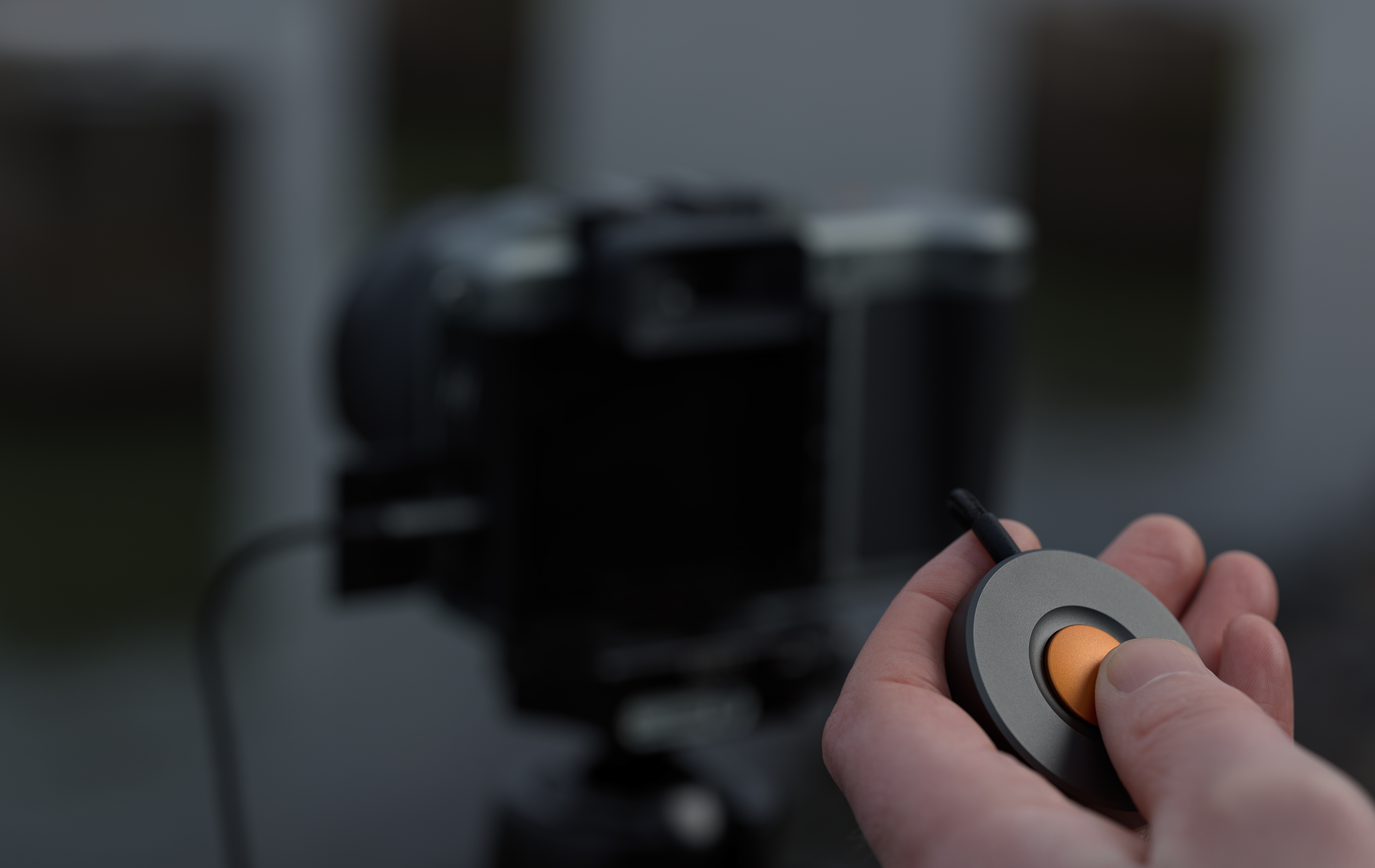 HASSELBLAD X SYSTEM EXPANDS WITH RELEASE CORD X AND BATTERY CHARGING HUB